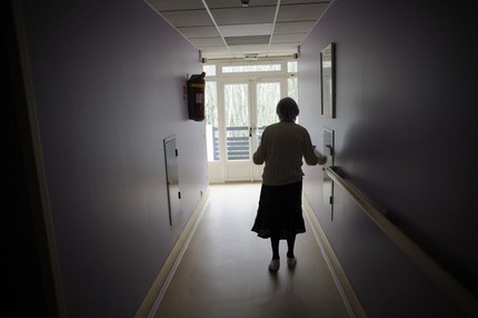 88061 une-femme-atteinte-d-alzheimer-dans-le-couloir-d-une-maison-de-retraite